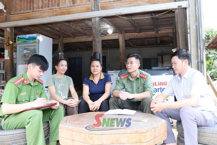 Công an xã Nậm Lầu tuyên truyền phòng chống mua bán người cho phụ nữ.
