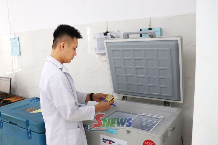 Tủ bảo quản vắc xin của Trạm y tế xã Chiềng Khoong.