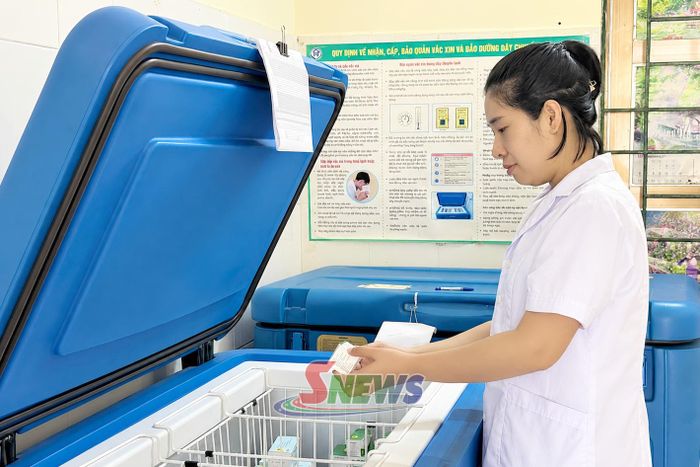Trạm Y tế xã Mường La phụ trách quản lý dây chuyền lạnh bảo quản vắc xin .