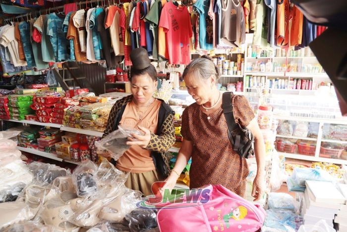 Người dân xã Nậm Ty mua sắm hàng hóa thiết yếu trên địa bàn.