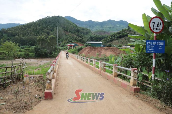 Cầu bản Nà Tòng được đầu tư kiên cố, khang trang.