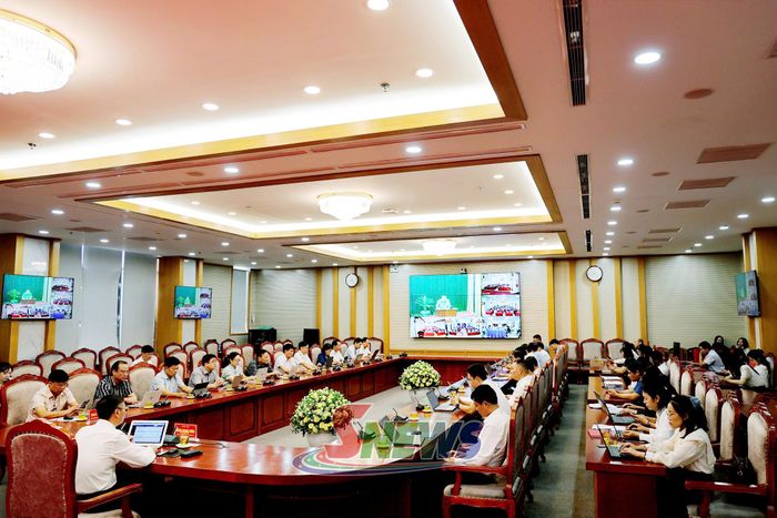 Cán bộ, đảng viên Đảng ủy UBND tỉnh tham gia học tập nghị quyết.