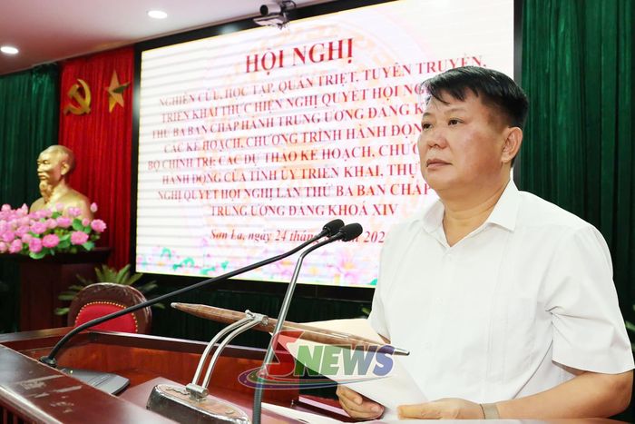 Đồng chí Lò Minh Hùng, Phó Bí thư Thường trực Tỉnh ủy, Chủ tịch HĐND tỉnh phát biểu tại hội nghị.