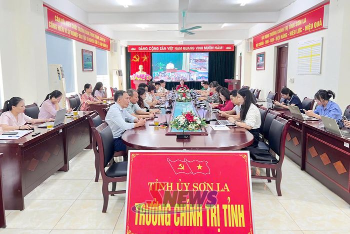 Hội nghị trực tuyến tại điểm cầu Trường Chính trị tỉnh.