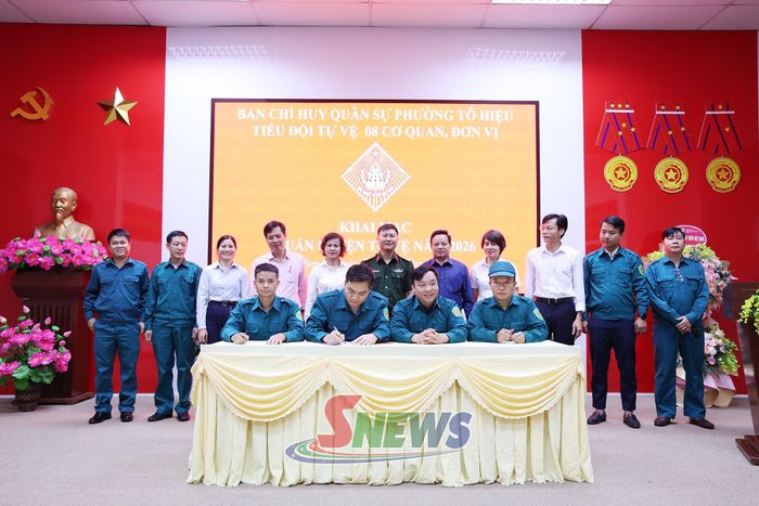 Đại diện các đơn vị ký giao ước thi đua thực hiện thắng lợi nhiệm vụ đợt huấn luyện.