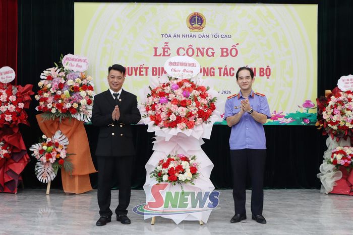 Lãnh đạo Viện Kiểm sát Nhân dân tỉnh tặng hoa chúc mừng đồng chí Lương Long Bình.