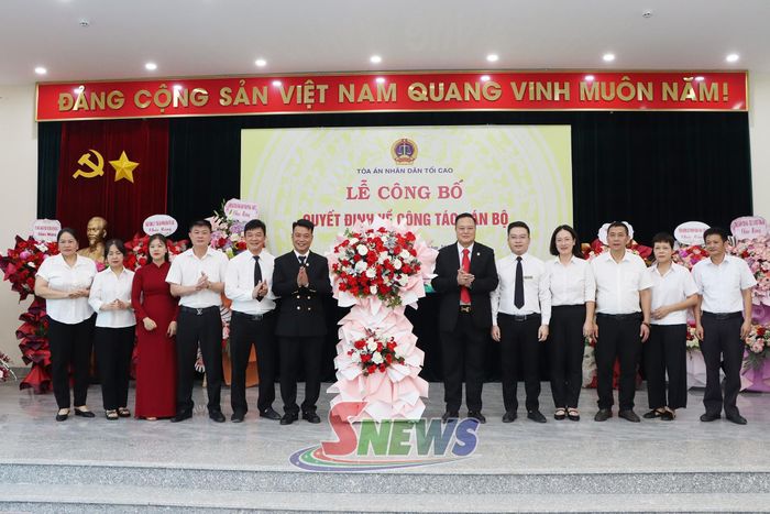 Tập thể lãnh đạo, cán bộ Tòa án Nhân dân tỉnh tặng hoa chúc mừng đồng chí Lương Long Bình.