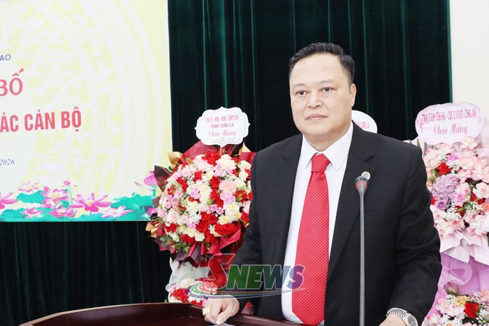 Chánh án Tòa án Nhân dân tỉnh Sơn La phát biểu giao nhiệm vụ cho đồng chí Lương Long Bình.