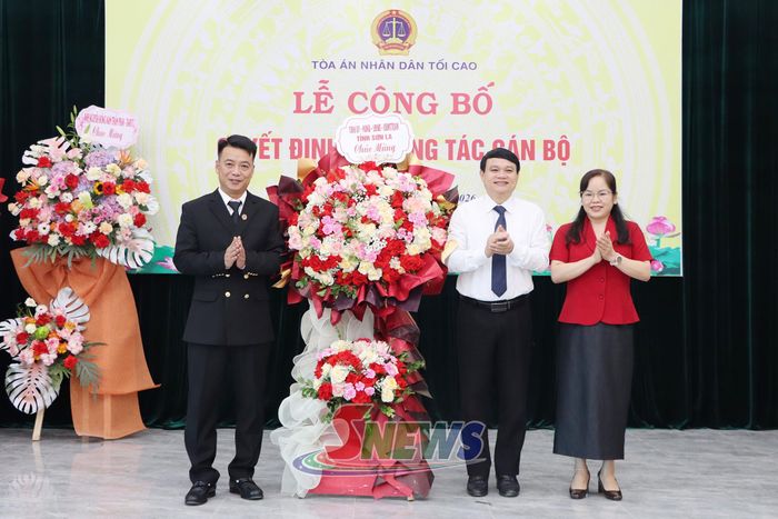 Đồng chí Phó Chủ tịch UBND tỉnh, lãnh đạo Ủy ban MTTQ Việt Nam tỉnh tặng hoa chúc mừng đồng chí Lương Long Bình.