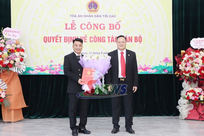 Chánh án Tòa án Nhân dân tỉnh Sơn La chuyển trao quyết định cho đồng chí Lương Long Bình.