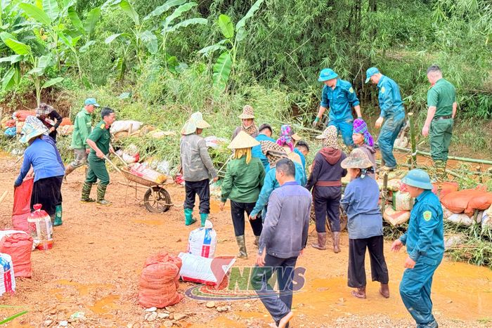 Ban Chỉ huy quân sự xã và lực lượng dân quân cùng nhân dân bản Chộ Muông gia cố tuyến đê tạm, chặn dòng nước lũ.