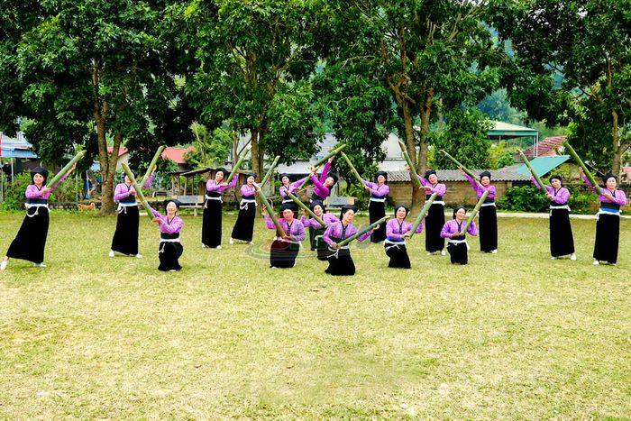 Câu lạc bộ Dân ca, dân vũ dân tộc Mường bản Thải, xã Mường Cơi biểu diễn văn nghệ