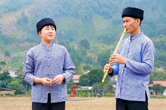 Thành viên Câu lạc bộ Dân ca, dân vũ dân tộc Mường bản Thải, xã Mường Cơi dạy hát cho thế hệ trẻ