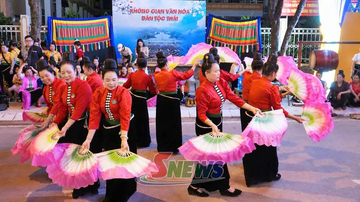 Câu lạc bộ Văn hóa Thái Tổ 4 Chậu Cọ, phường Chiềng Cơi biểu diễn điệu múa quạt