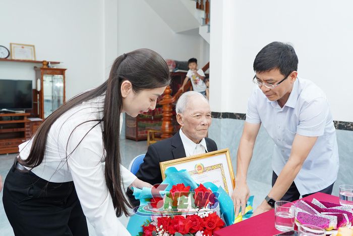 Đồng chí Đào Tài Tuệ trao Huy hiệu 65 năm tuổi Đảng cho đảng viên Lò Văn Dinh.