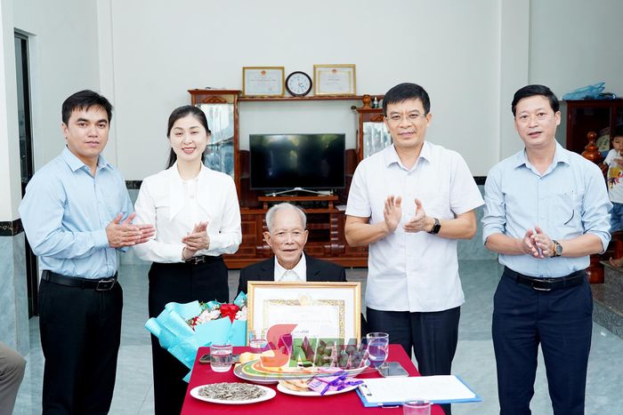 Đồng chí Đào tài Tuệ cùng tập thể Thường trực Đảng ủy xã Muổi Nọi tặng hoa chúc mừng đảng viên Lò Văn Dinh.