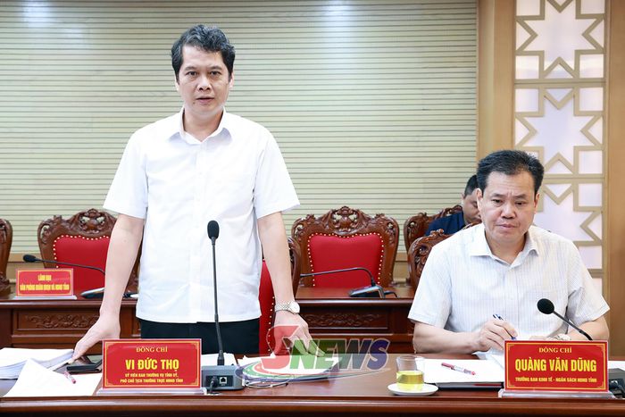Đồng chí Phó Chủ tịch Thường trực HĐND tỉnh phát biểu.