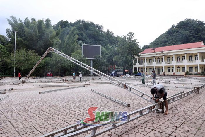 Phường Mộc Sơn triển khai thi công lắp đặt chuẩn bị hội chợ.