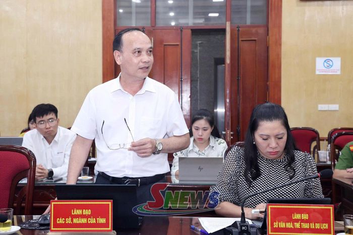 Lãnh đạo Báo và Phát thanh, truyền hình Sơn La phát biểu tại cuộc họp.