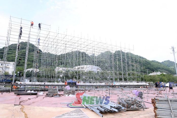 Lắp đặt sân khấu tổ chức các hoạt động chính tại Quảng trường trung tâm phường Mộc Châu.