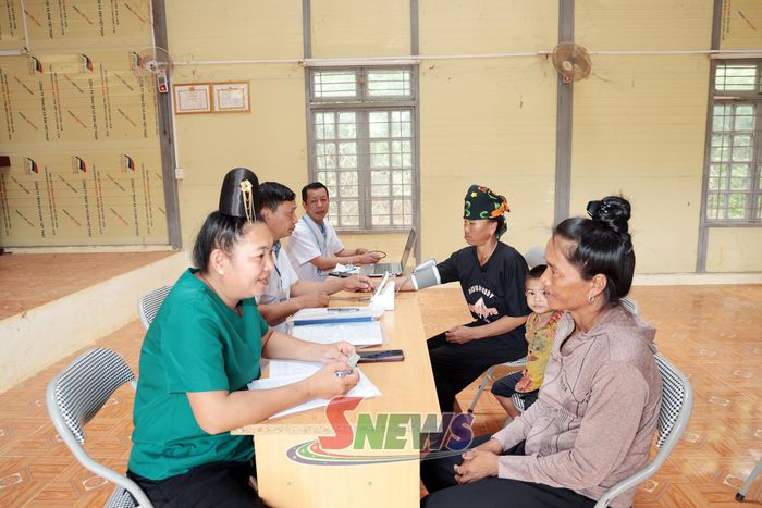 Cán bộ Trạm Y tế xã Chiềng Sơ khám sức khỏe cho nhân dân bản Đứa Khoa.