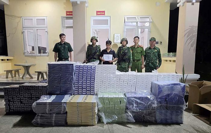 Lực lượng chức năng tỉnh bắt quả tang đối tượng vận chuyển gần 15.000 bao thuốc lá điếu nhập lậu. Ảnh: Biên phòng Tây Ninh