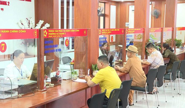 Người dân đến giao dịch các thủ tục hành chính tại Trung tâm Phục vụ hành chính công phường Hà Giang 2.
