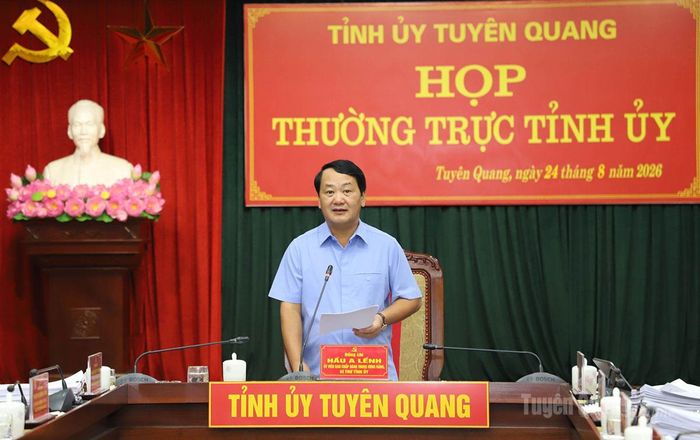 Bí thư Tỉnh ủy Hầu A Lềnh phát biểu tại phiên họp.