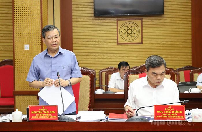 Phó Bí thư Tỉnh ủy, Chủ tịch HĐND tỉnh Nguyễn Văn Sơn phát biểu tại phiên họp.