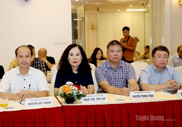 Phó Giám đốc Báo và phát thanh, truyền hình Tuyên Quang Ngô Thị Thu Hà cùng các đại biểu tại buổi tọa đàm.