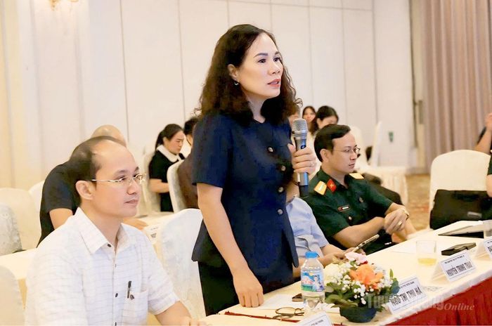 Đồng chí Phó Giám đốc Báo và phát thanh, truyền hình Tuyên Quang Ngô Thị Thu Hà phát biểu thảo luận tại toạ đàm