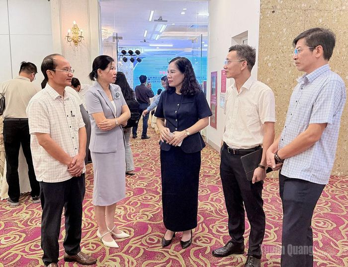 Các đại biểu trao đổi bên lề buổi tọa đàm.
