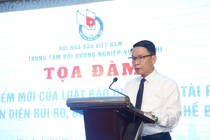 Phó Chủ tịch Thường trực Hội Nhà báo Việt Nam phát biểu tại buổi tọa đàm.
