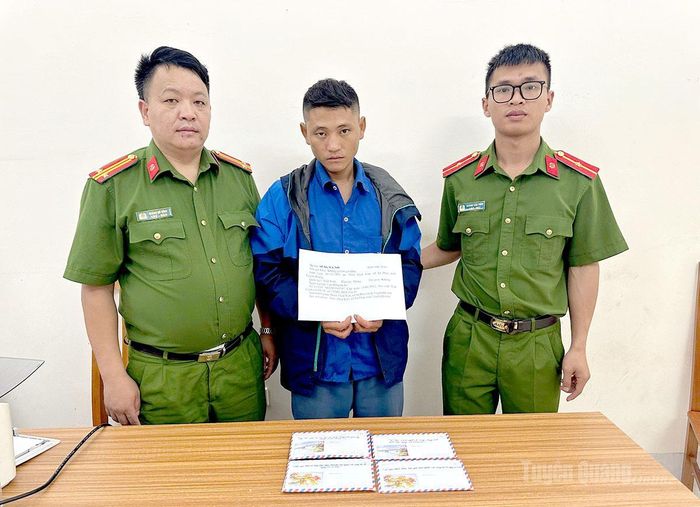 Đối tượng Sùng Vả Nô bị bắt giữ tại cơ quan công an.