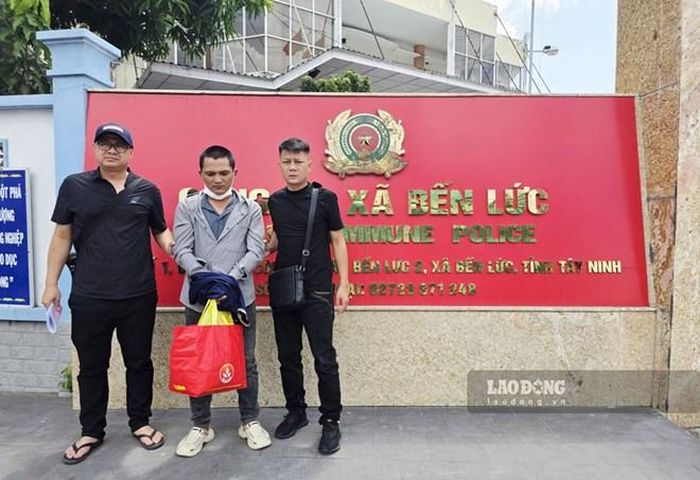 Di lý đối tượng về Lào Cai để phục vụ công tác điều tra. Ảnh: Quỳnh Trang