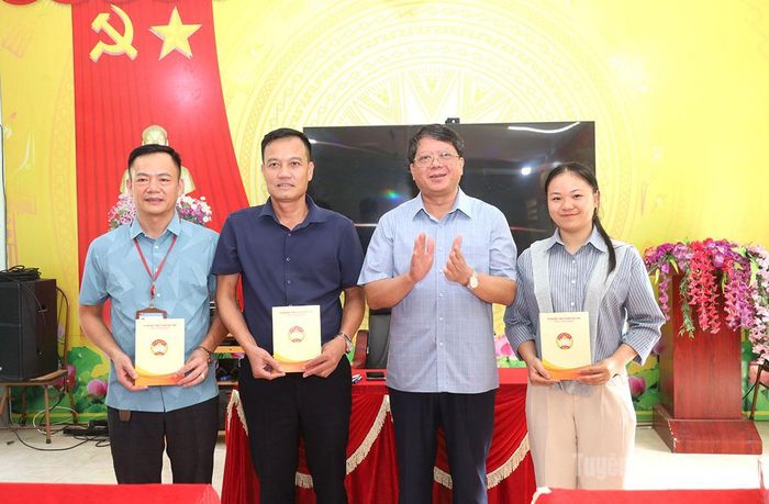 Đồng chí Hà Trung Kiên, Ủy viên Ban Thường vụ Tỉnh ủy, Phó Chủ tịch Thường trực Ủy ban MTTQ Việt Nam tỉnh Tuyên Quang trao tặng quà cho các trường học trên địa bàn xã Lũng Phìn.