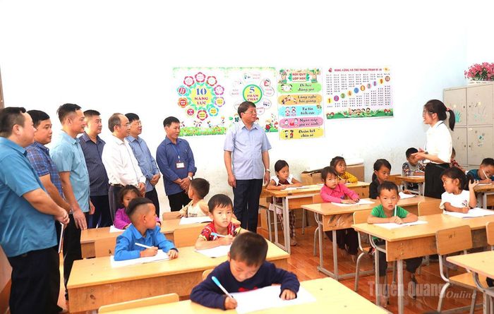 Đồng chí Hà Trung Kiên cùng Đoàn kiểm tra, giám sát kiểm tra công tác chuẩn bị năm học mới tại Trường PTDT Bán trú Tiểu học Lũng Phìn.