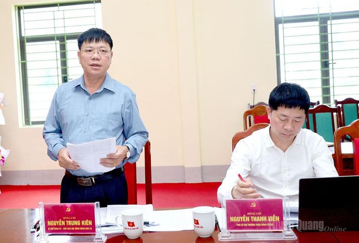 Đồng chí Nguyễn Trung Kiên, Bí thư Đảng ủy, Chủ tịch HĐND xã Lũng Phìn báo cáo kết quả thực hiện các nội dung liên quan đến công tác cán bộ của Ban Thường vụ Đảng ủy xã.