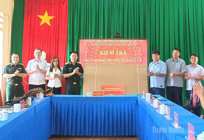 Thiếu tướng Nguyễn Đình Cương, Chỉ huy trưởng Bộ CHQS tỉnh tặng tivi cho đơn vị trường học xã Khâu Vai.