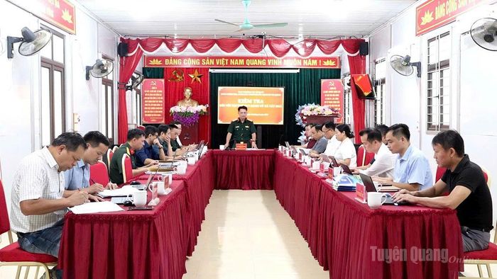 Chỉ huy trưởng Bộ CHQS tỉnh Nguyễn Đình Cương phát biểu tại buổi làm việc với Đảng uỷ xã Tát Ngà.