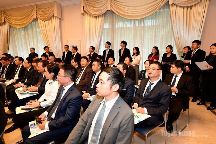 Lãnh đạo các sở, ngành, doanh nghiệp tỉnh Tuyên Quang dự diễn đàn.