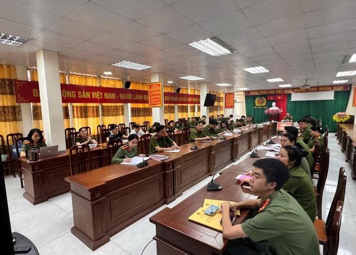  Cán bộ, đảng viên Công an phường Hà Giang 2 học tập, nghiên cứu, quán triệt, triển khai và tuyên truyền các văn bản của Đảng. 