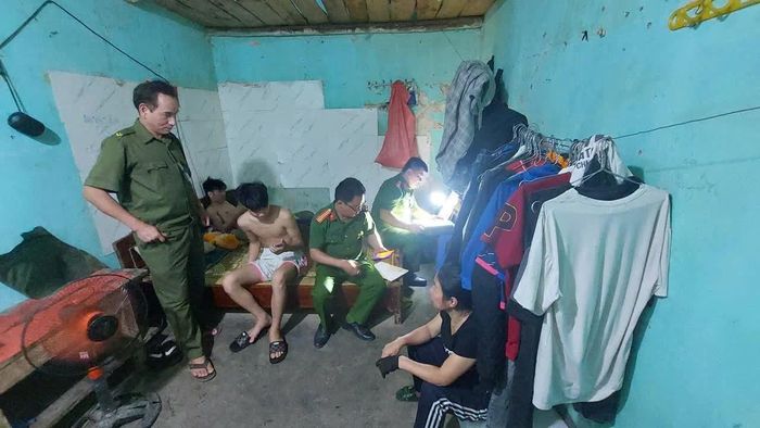  Cán bộ Công an phường Hà Giang 2 phối hợp với lực lượng Bảo vệ an ninh trật tự tại cơ sở tăng cường kiểm tra công tác lưu trú trên địa bàn. 