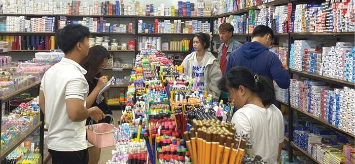 Phụ huynh, học sinh mua sắm tại nhà sách Lạc Việt.