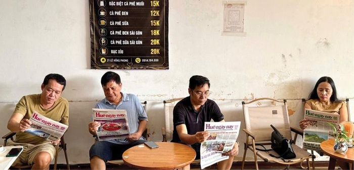 Đọc báo in vẫn là thói quen, nhu cầu không thể thiếu đối với nhiều người. Ảnh: Quảng Hùng