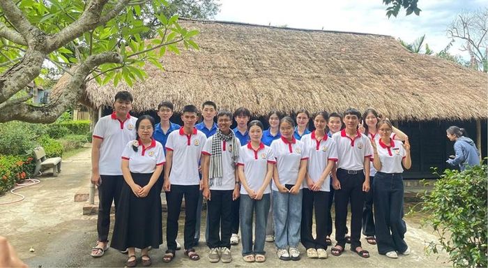 CLB Sử học trong một lần tham quan Nhà lưu niệm Bác Hồ tại Dương Nỗ.