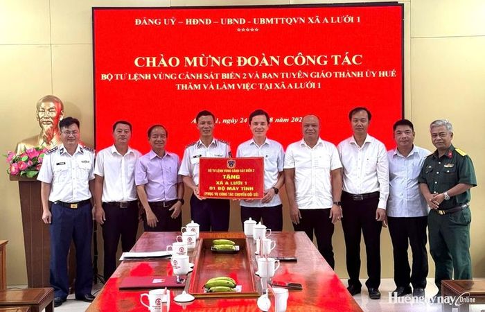 Đại diện Bộ Tư lệnh Vùng Cảnh sát biển 2 trao tặng 1 bộ máy tính cho xã A Lưới 1 nhằm hỗ trợ địa phương phục vụ công tác chuyển đổi số.