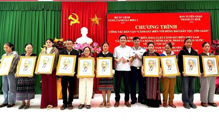 Trao tặng ảnh Bác Hồ cho các gia đình đồng bào dân tộc thiểu số có hoàn cảnh khó khăn.