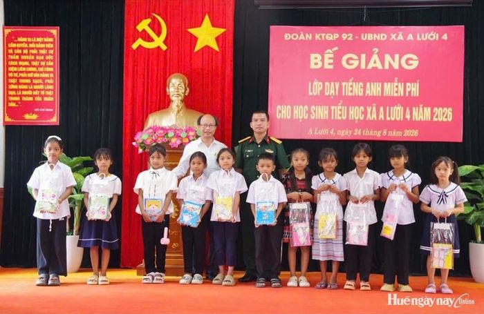 Trao quà cho các em học sinh hoàn thành khóa học