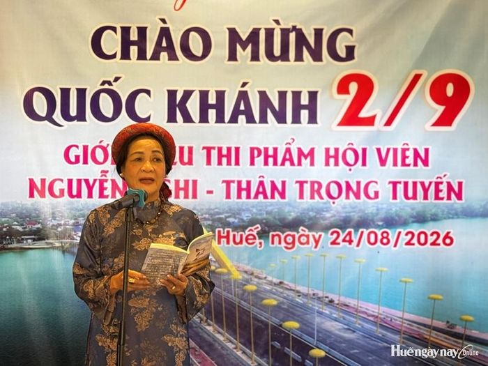 Các hội viên giao lưu trong không khí mừng Quốc khánh 2/9.